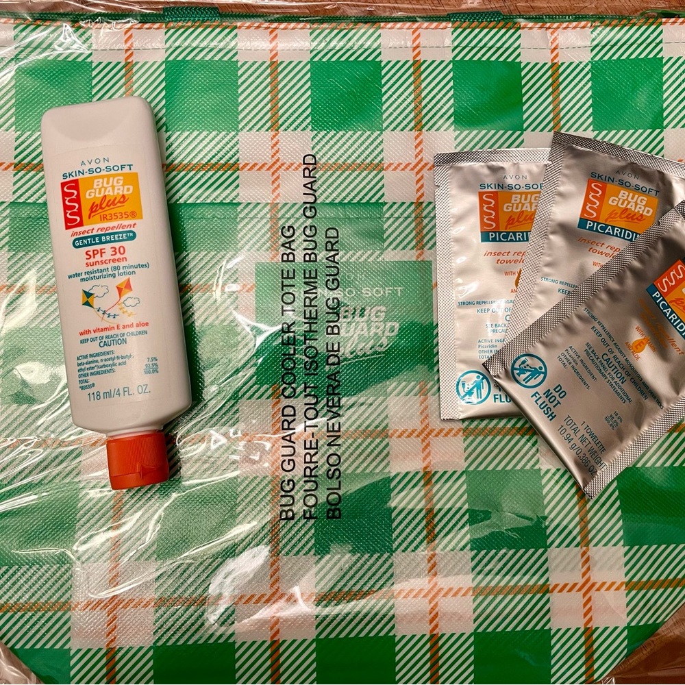 Bug shield Avon Bug Pak Includes tote insulated bag and 3 bug towelettes